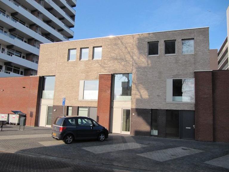 Stadswoning in Emmen met 50m² dakterras - Afbeelding 2