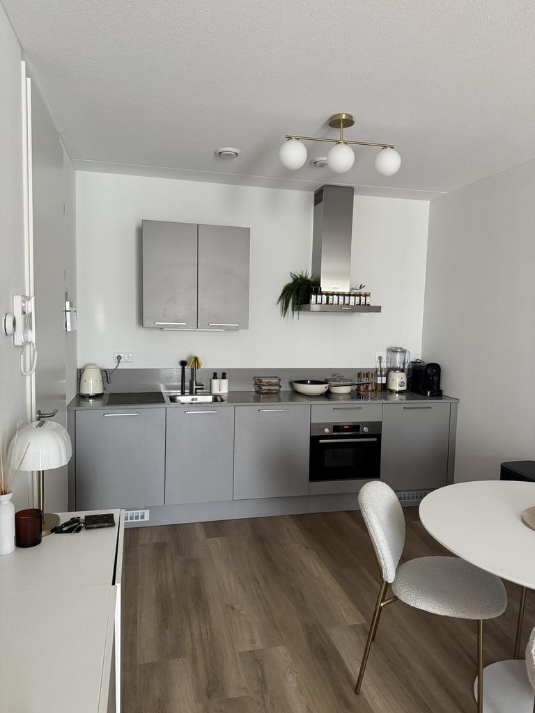 1-bedroom apartment with balcony in Bloemenplein - Image 2