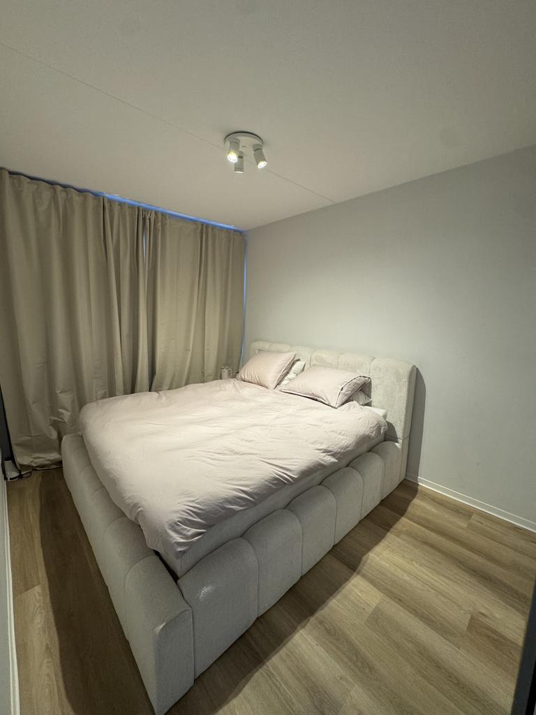 1-bedroom apartment with balcony in Bloemenplein - Image 3