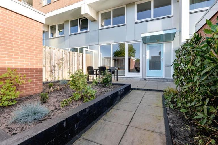 Furnished 2-bedroom apartment with garden - Image 2