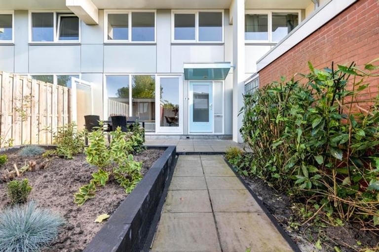 Furnished 2-bedroom apartment with garden - Image 3