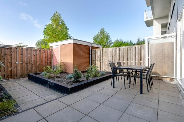 Furnished 2-bedroom apartment with garden - Image 4