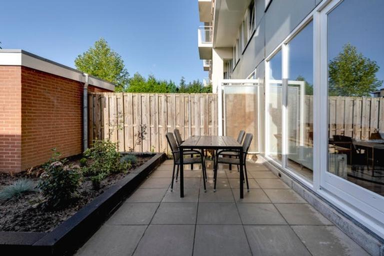 Furnished 2-bedroom apartment with garden - Image 5