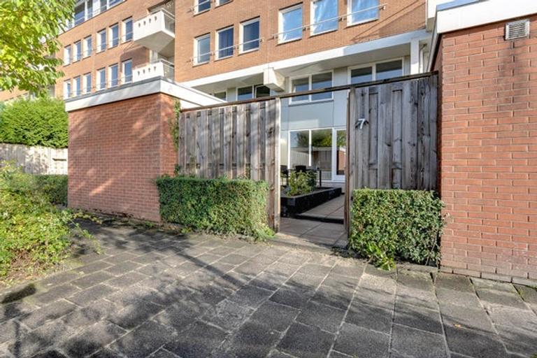 Furnished 2-bedroom apartment with garden - Image 6
