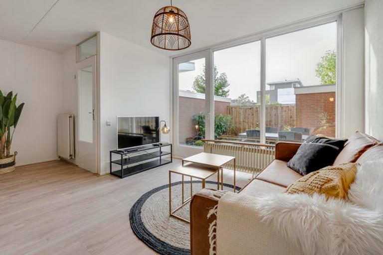 Furnished 2-bedroom apartment with garden - Image 10