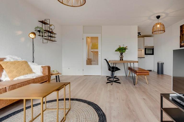 Furnished 2-bedroom apartment with garden - Image 11