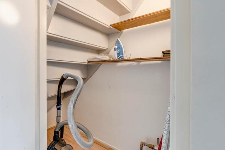 Furnished 2-bedroom apartment with garden - Image 16