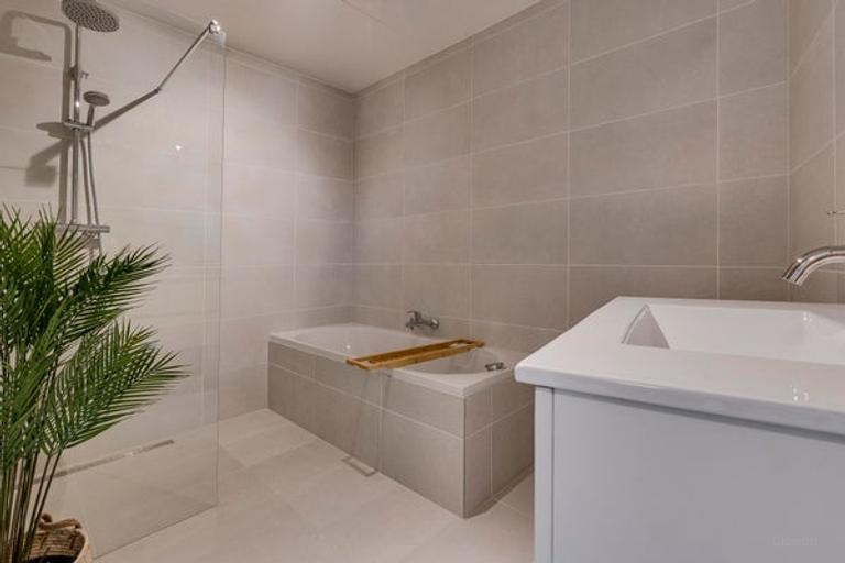 Furnished 2-bedroom apartment with garden - Image 23