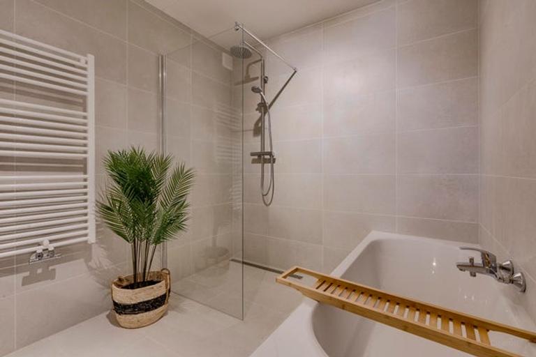 Furnished 2-bedroom apartment with garden - Image 24