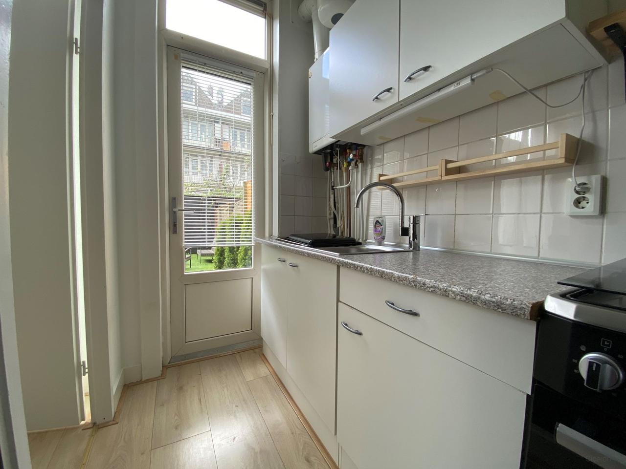 Apartment with sunny garden in Carnisse - Image 9