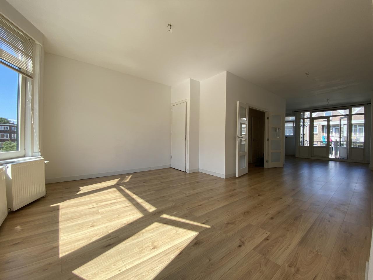Licht dubbel bovenhuis met 2 slaapkamers - Afbeelding 1