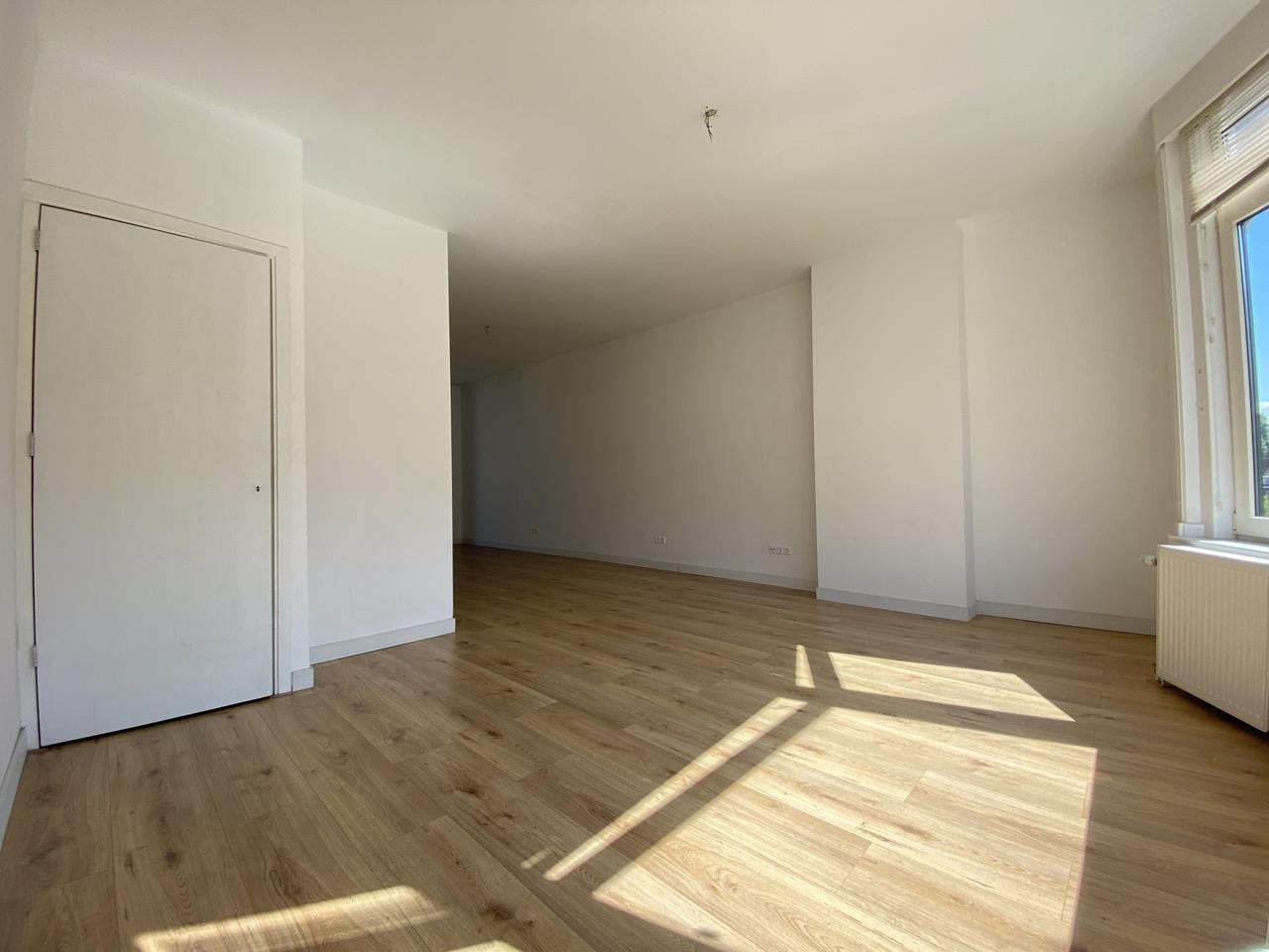 Licht dubbel bovenhuis met 2 slaapkamers - Afbeelding 2