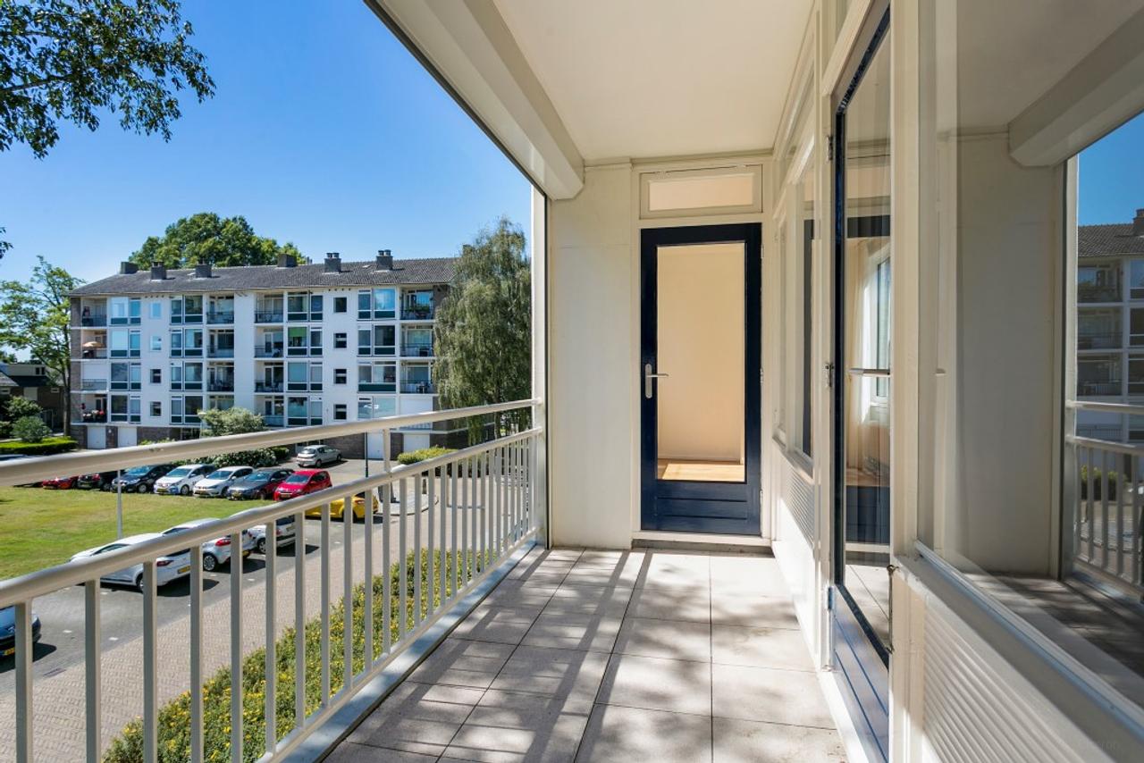 2-bedroom apartment with 2 balconies - Image 10
