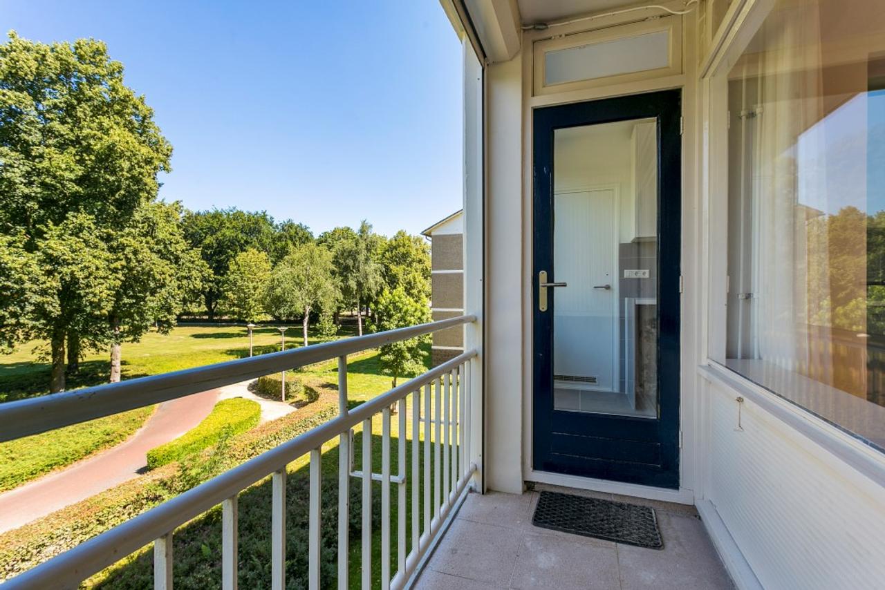 2-bedroom apartment with 2 balconies - Image 13