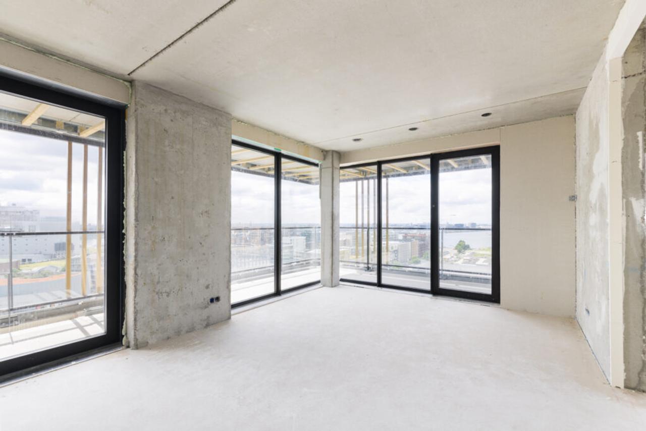 Panoramic living overlooking the IJ on the 11th floor - Image 4