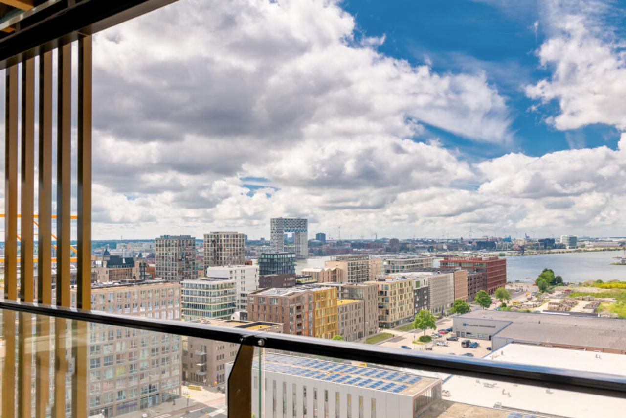 Panoramic living overlooking the IJ on the 11th floor - Image 5
