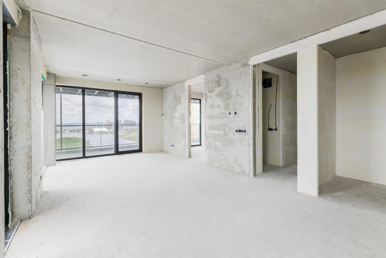 Panoramic living overlooking the IJ on the 11th floor - Image 6