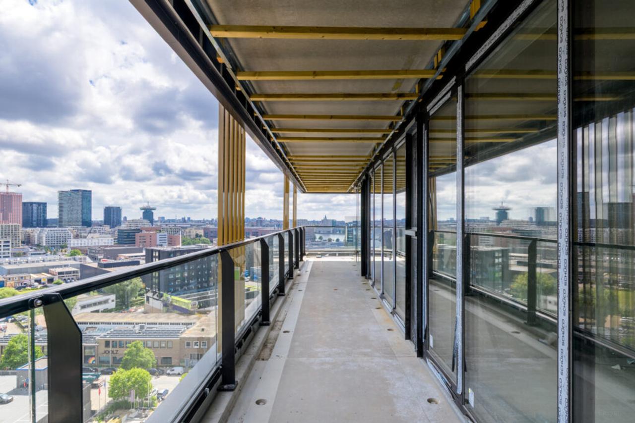 Panoramic living overlooking the IJ on the 11th floor - Image 13