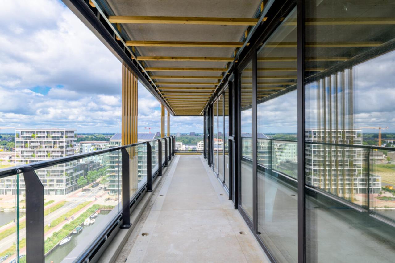 Panoramic living overlooking the IJ on the 11th floor - Image 14