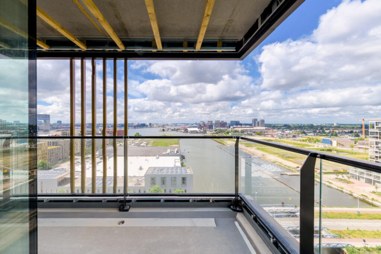 Panoramic living overlooking the IJ on the 11th floor - Image 15