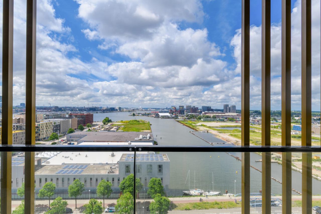 Panoramic living overlooking the IJ on the 11th floor - Image 16