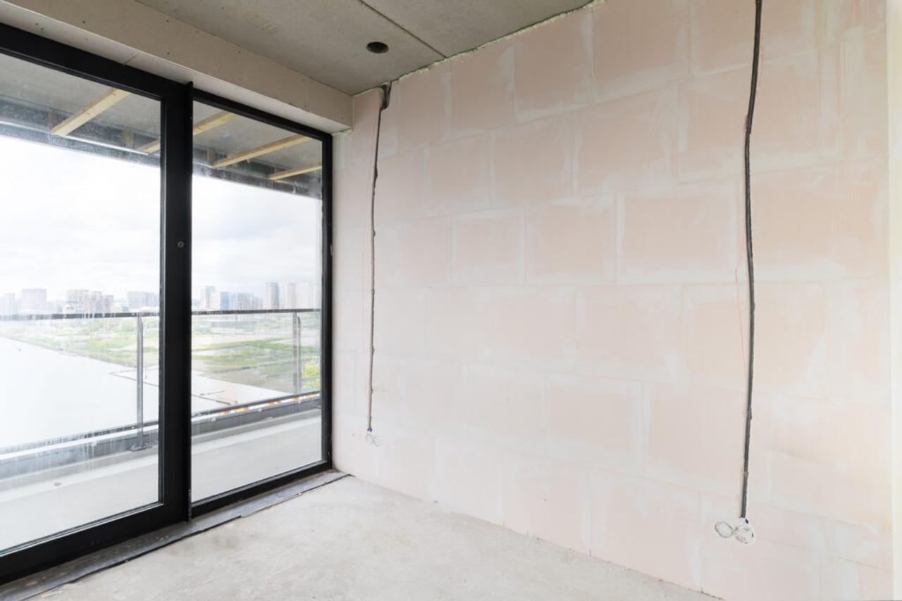 Panoramic living overlooking the IJ on the 11th floor - Image 18