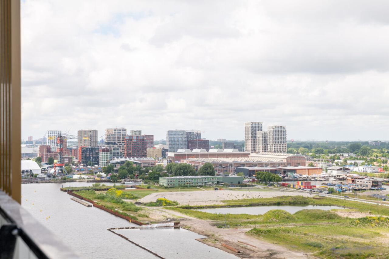 Panoramic living overlooking the IJ on the 11th floor - Image 23