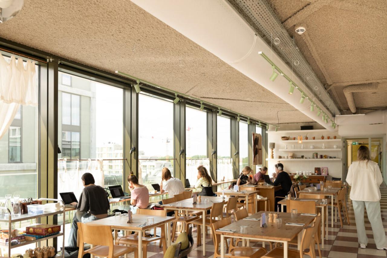 Panoramic living overlooking the IJ on the 11th floor - Image 35