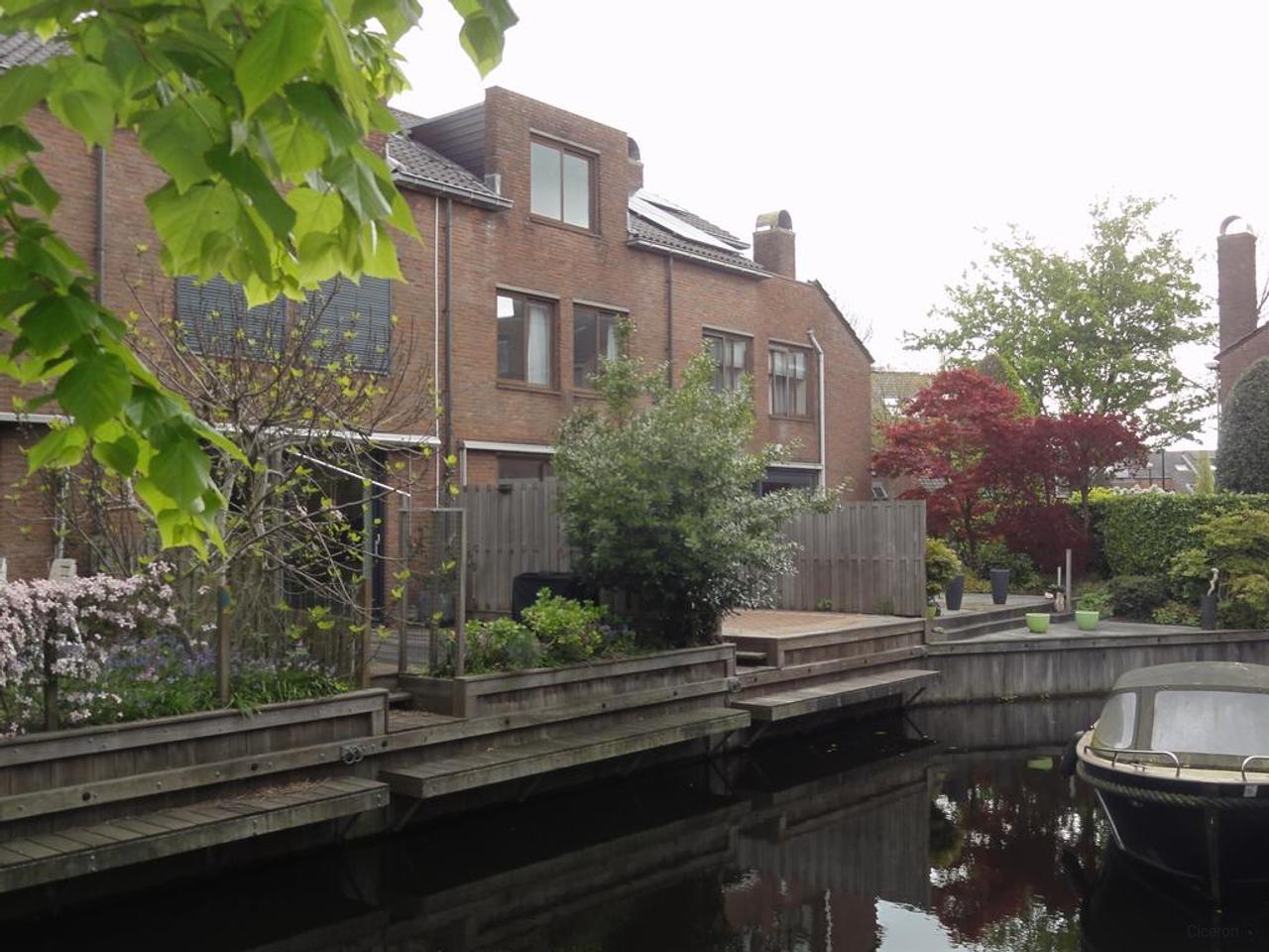 Huis aan het water met garage in Leiden - Afbeelding 1