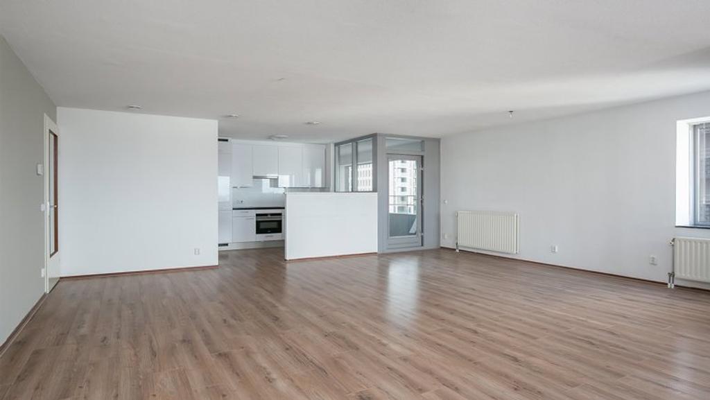 Living on the 25th floor with a view of the Maas - Image 3