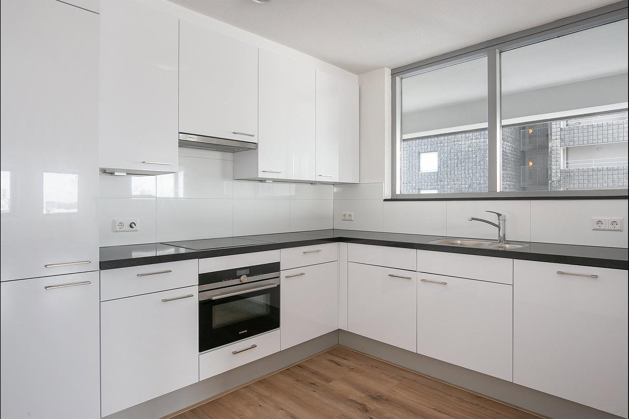 Living on the 25th floor with a view of the Maas - Image 12