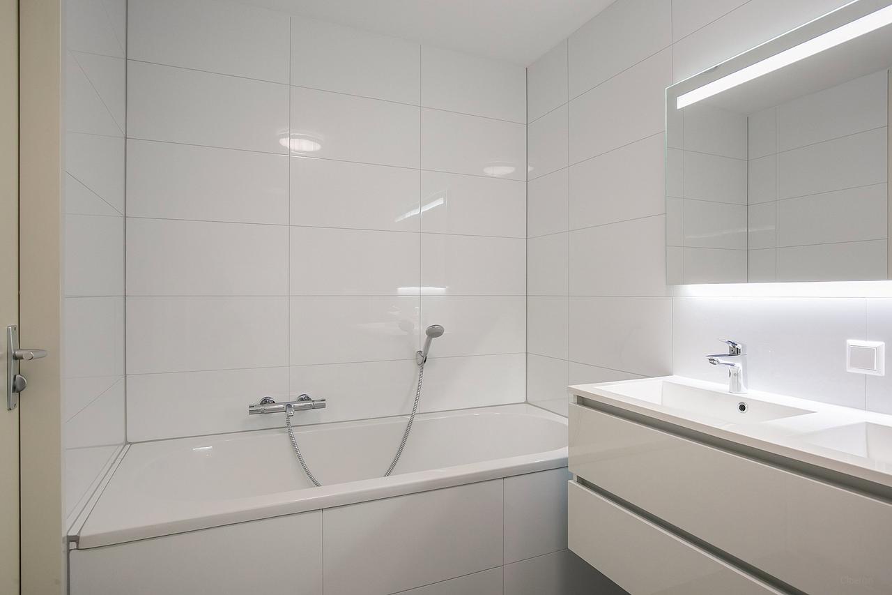 Living on the 25th floor with a view of the Maas - Image 15