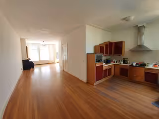 Bright 100 m² upstairs apartment in the Herewegbuurt