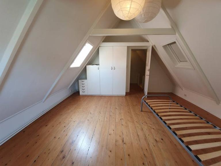 Bright 100 m² upstairs apartment in the Herewegbuurt - Image 5