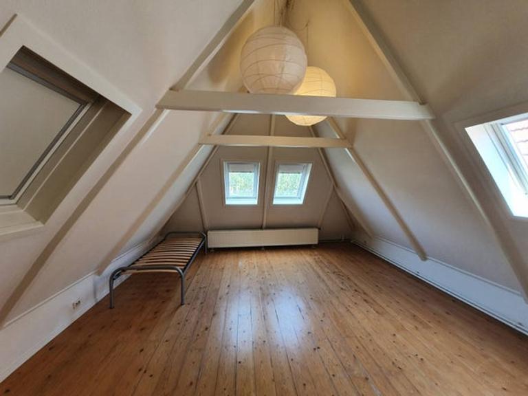 Bright 100 m² upstairs apartment in the Herewegbuurt - Image 10