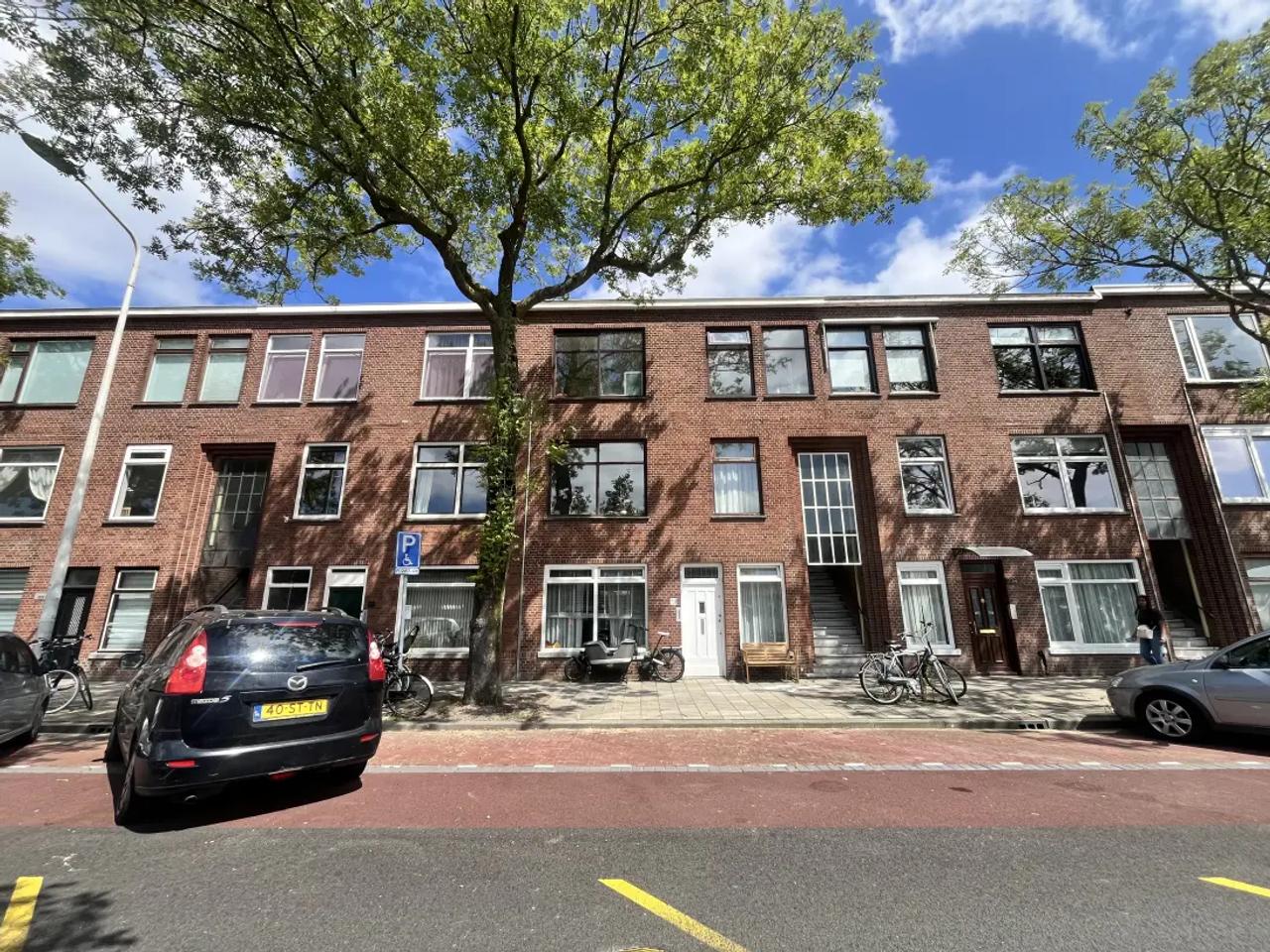 Kamer met balkon aan de kade - Afbeelding 1