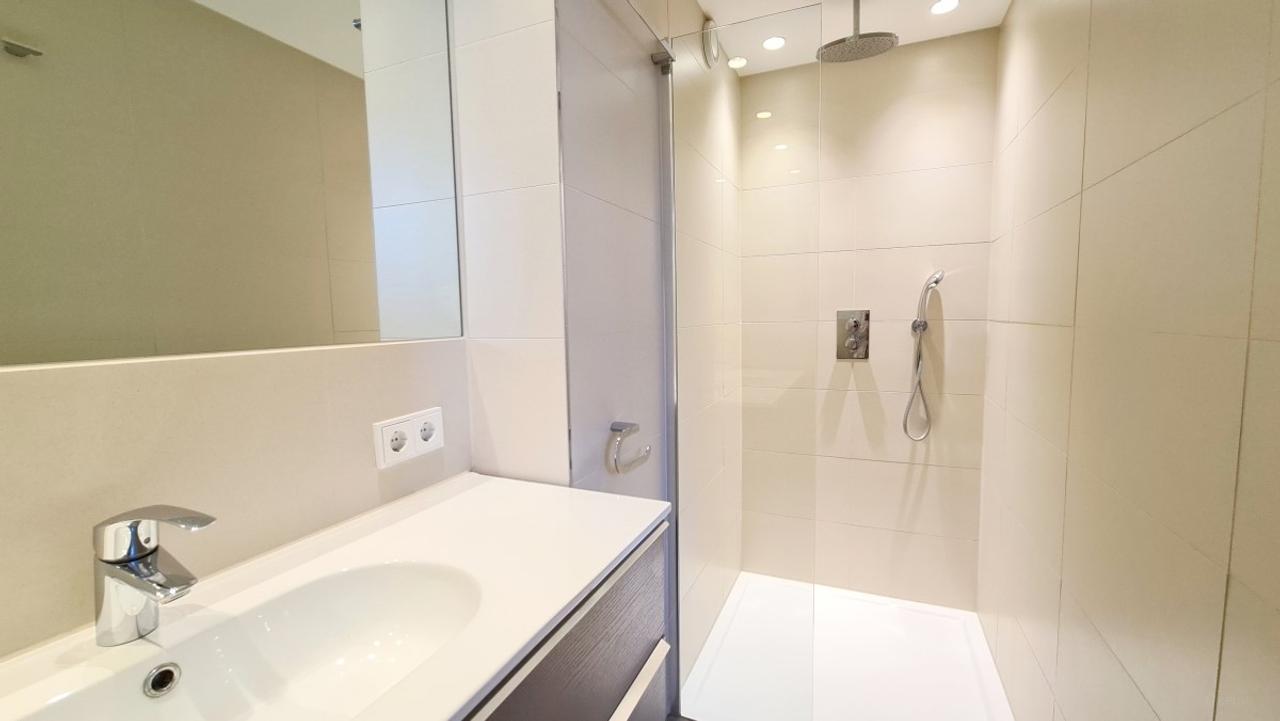 Gemeubileerd appartement met terras - Afbeelding 14