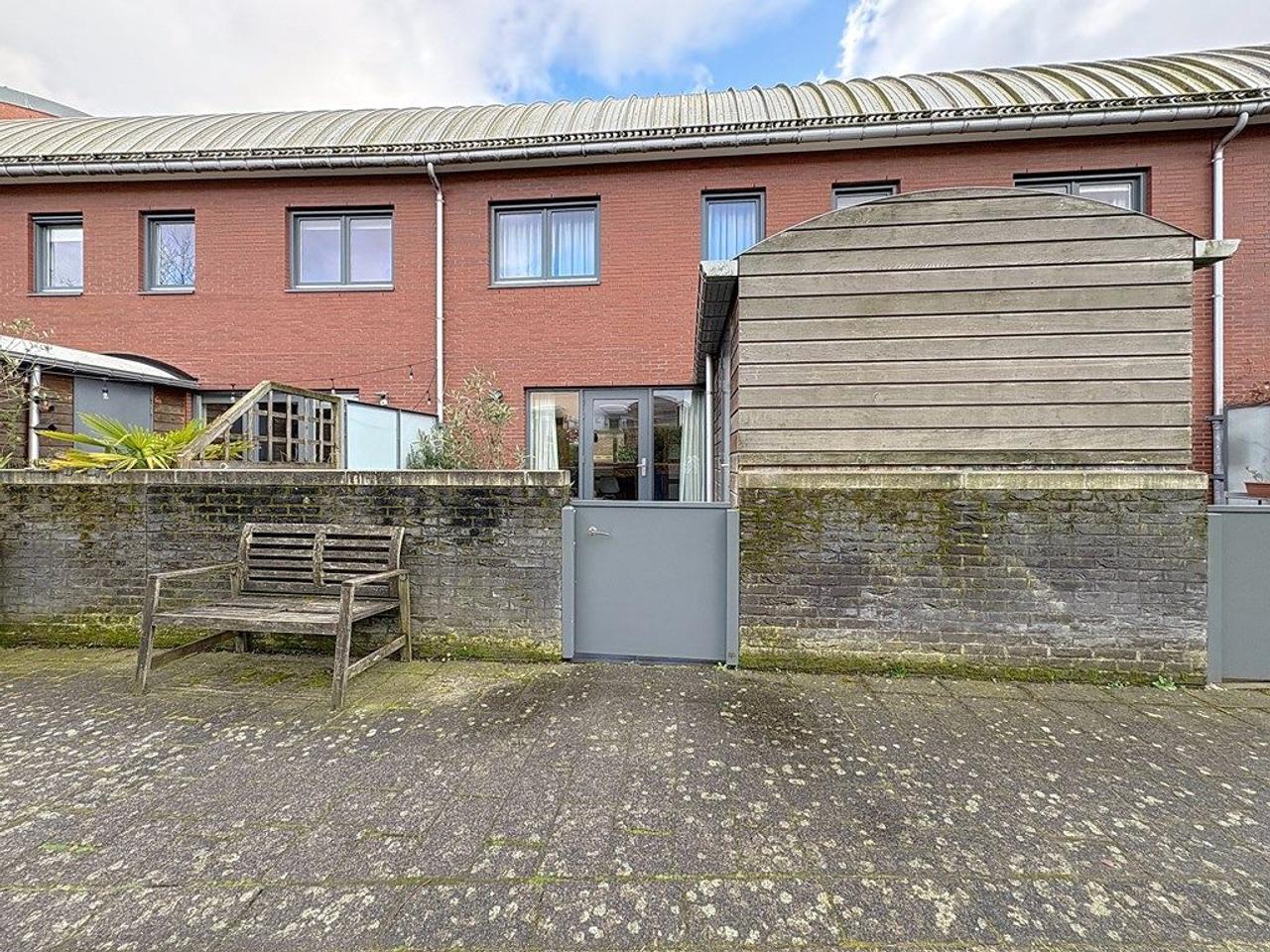 Eengezinswoning met tuin en garage - Afbeelding 1