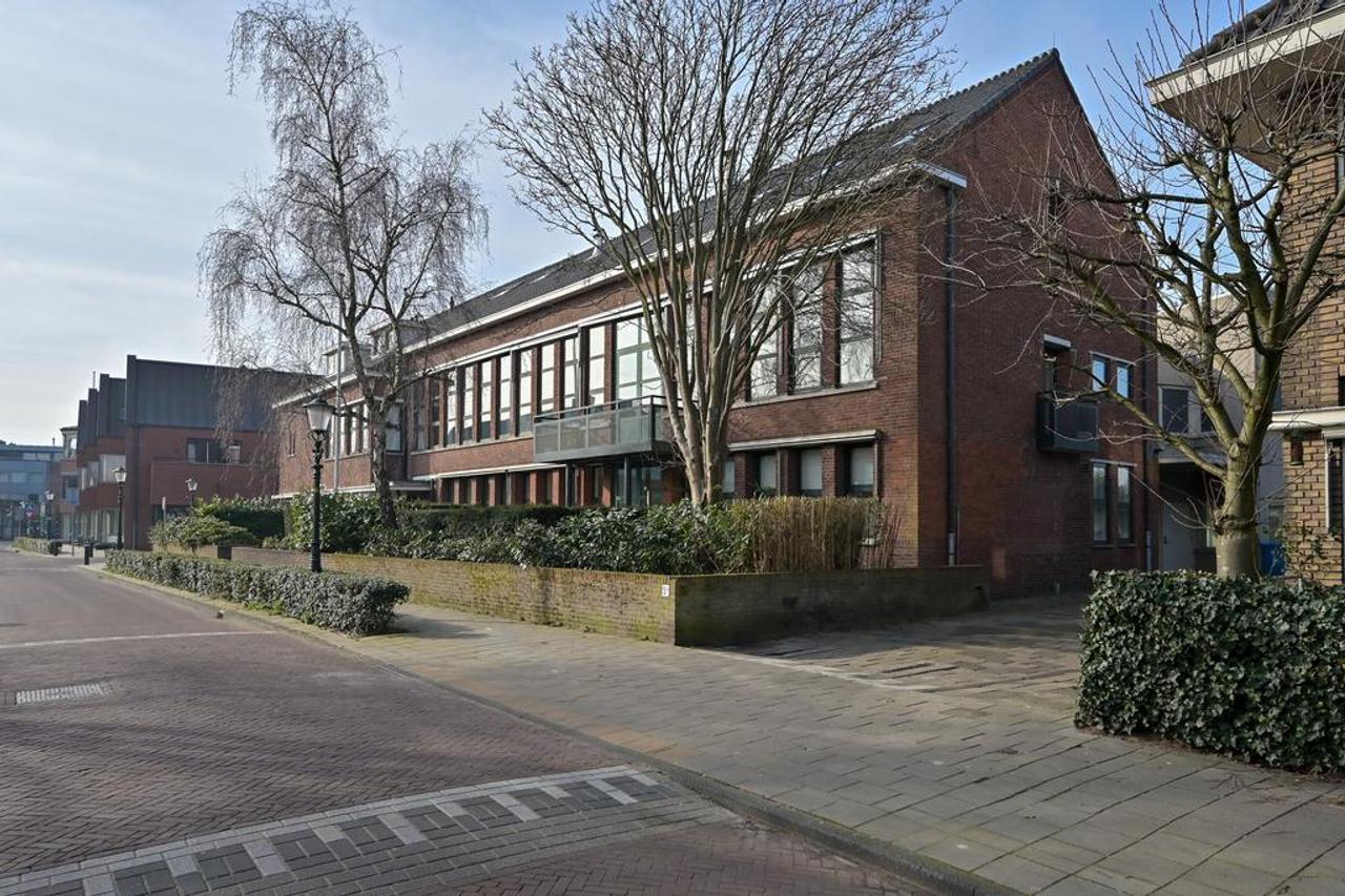200 m² appartement met lift en garage - Afbeelding 1