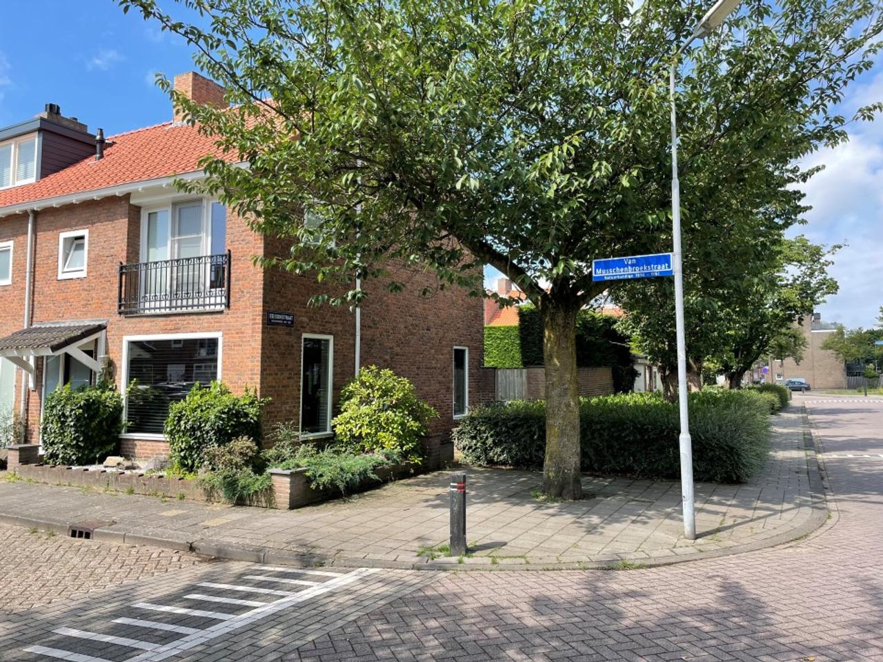 Hoekhuis met 5 slaapkamers vlakbij centrum - Afbeelding 1