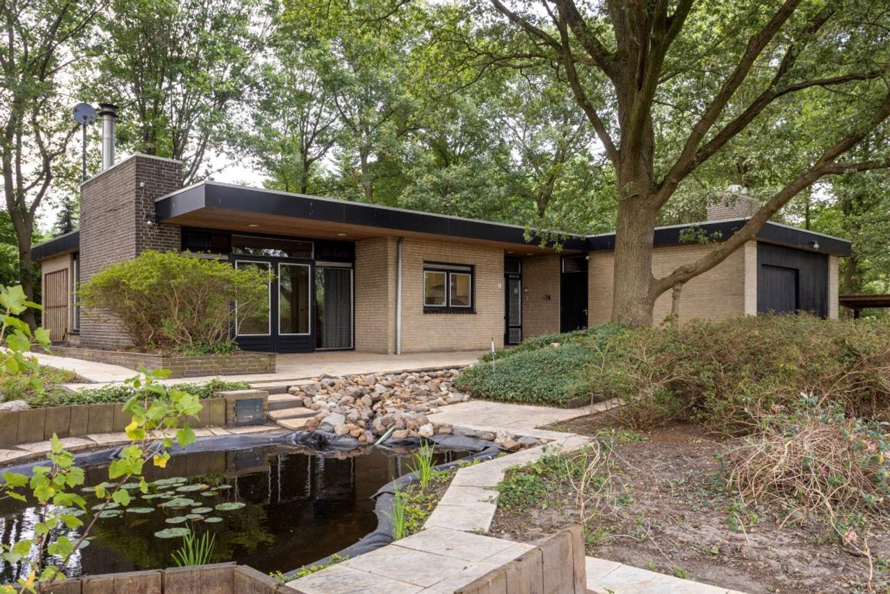 Vrijstaande bungalow met bosrijke tuin - Afbeelding 1