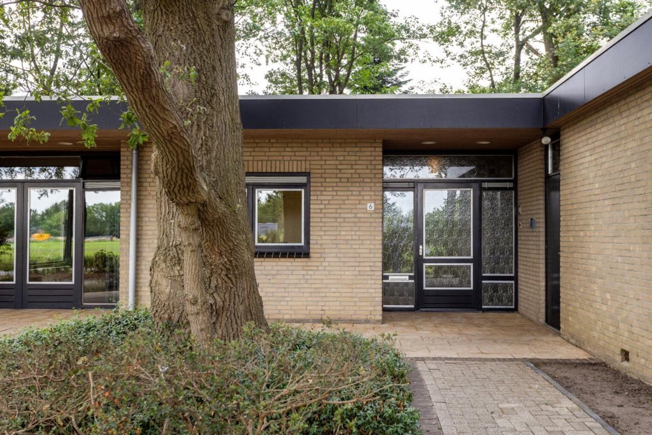 Vrijstaande bungalow met bosrijke tuin - Afbeelding 4