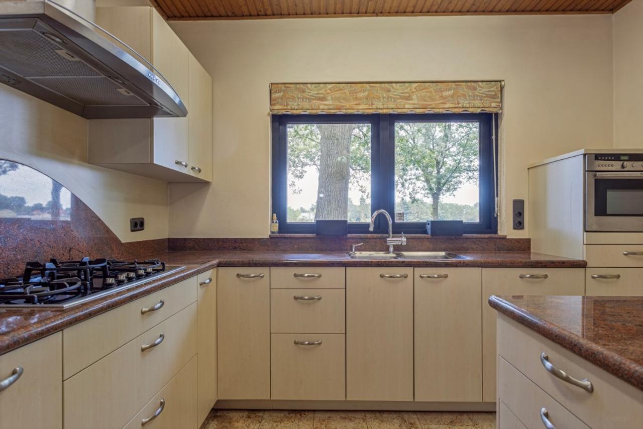 Vrijstaande bungalow met bosrijke tuin - Afbeelding 8