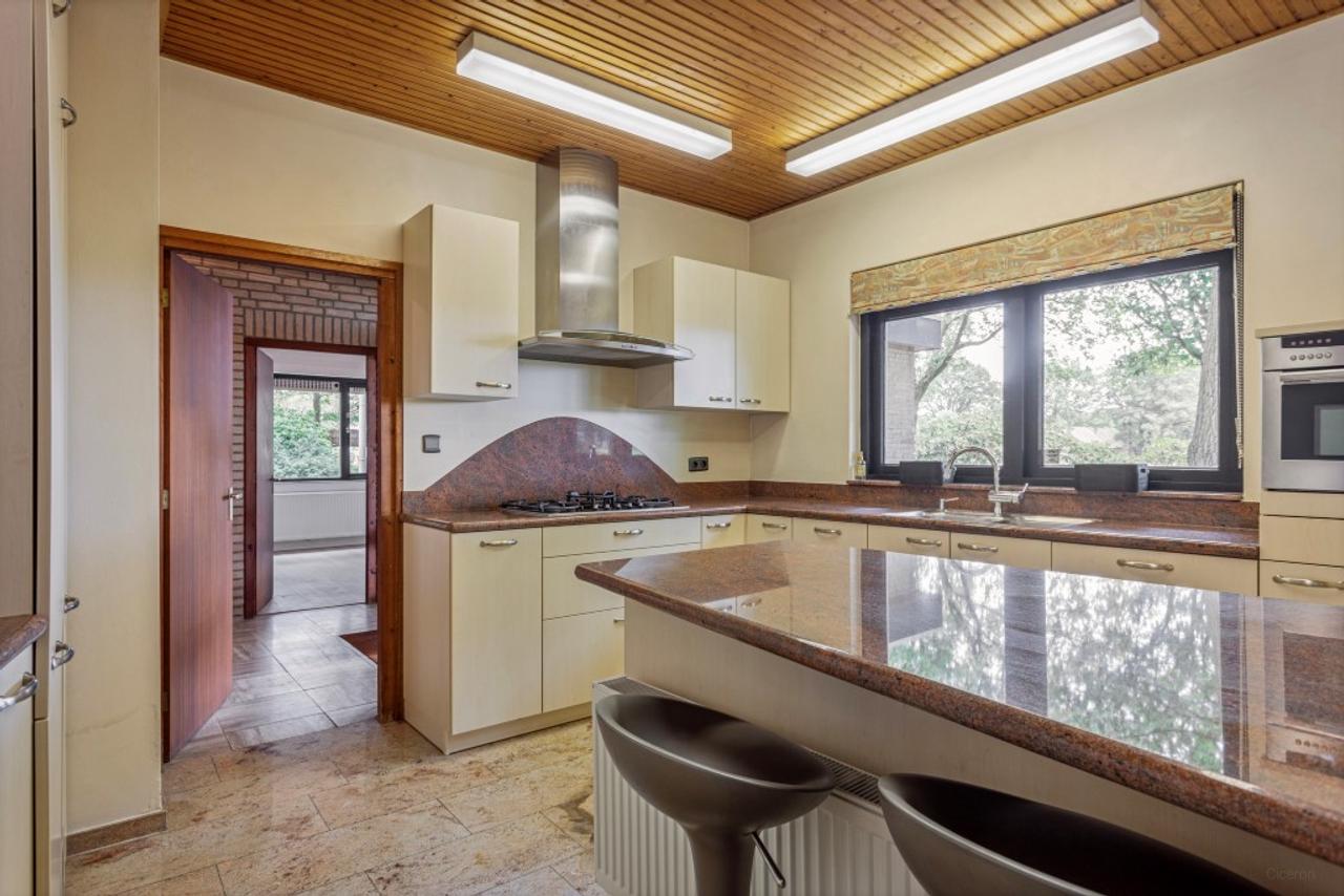 Vrijstaande bungalow met bosrijke tuin - Afbeelding 10