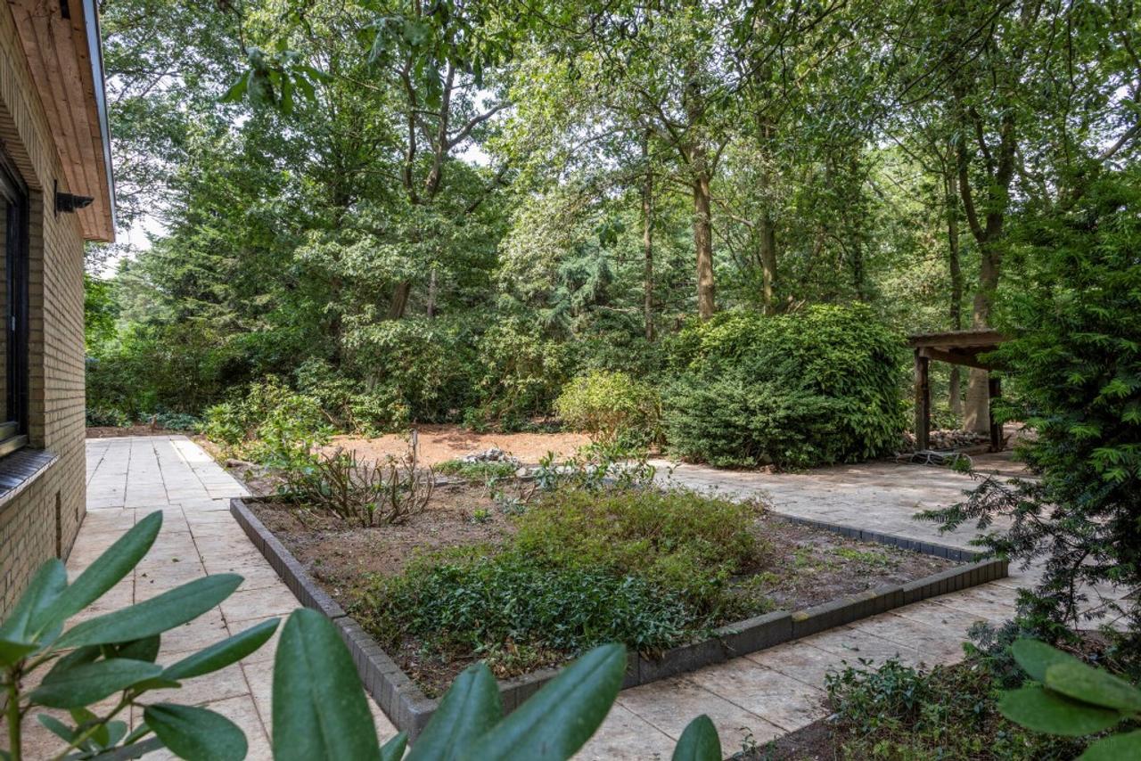 Vrijstaande bungalow met bosrijke tuin - Afbeelding 21