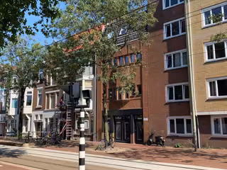 Gerenoveerde studio tussen twee stations