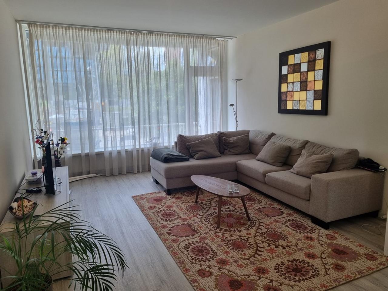Licht 2-kamerappartement aan de gracht - Afbeelding 1