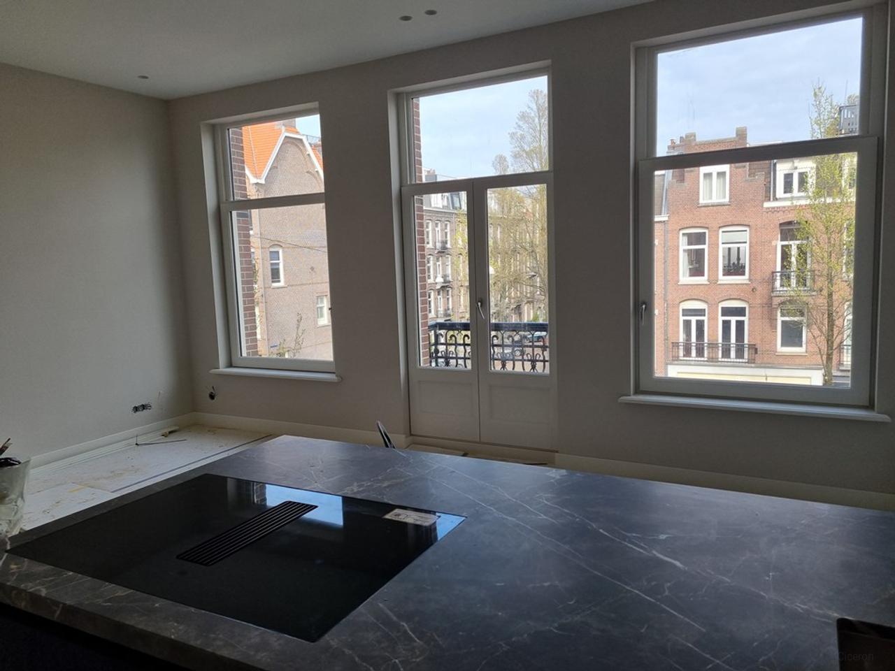 Licht 2-kamerappartement aan de gracht - Afbeelding 3
