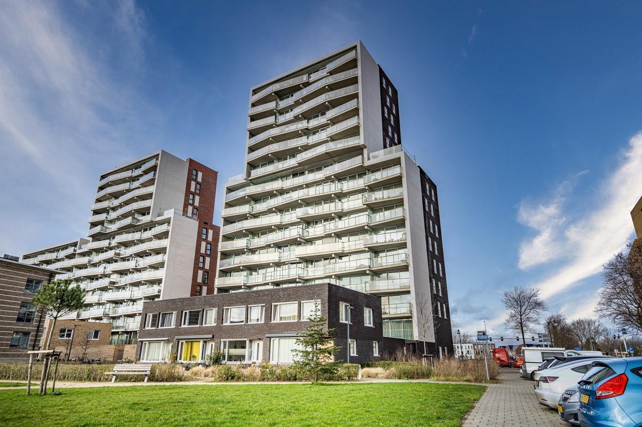 South-facing balcony and parking in Groenoord - Image 1