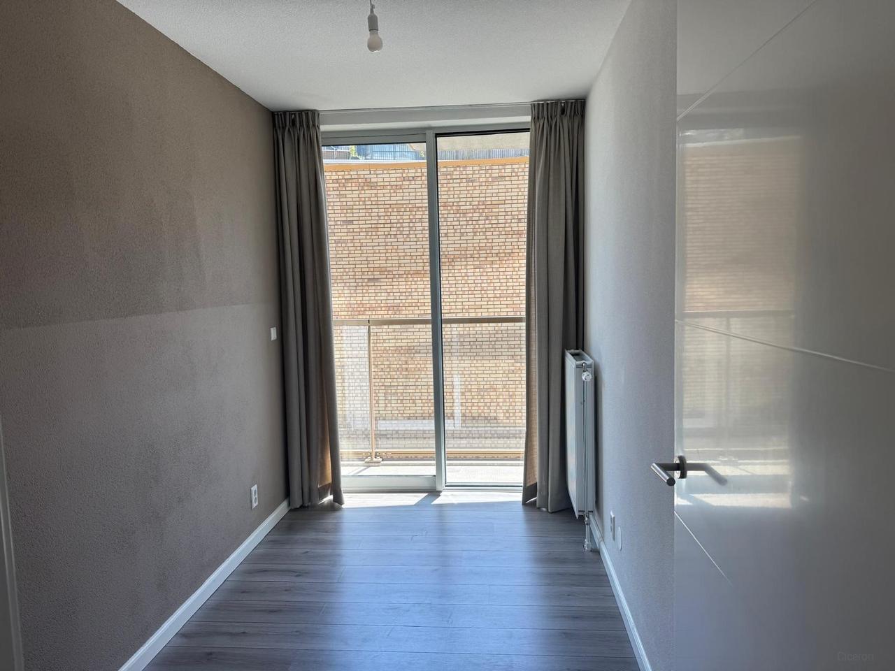South-facing balcony and parking in Groenoord - Image 12